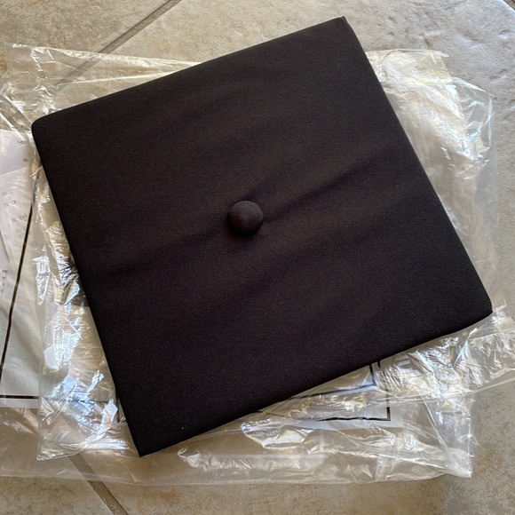 👩🏻‍🎓 Cap and gown 🎓 - Picture 6 of 9